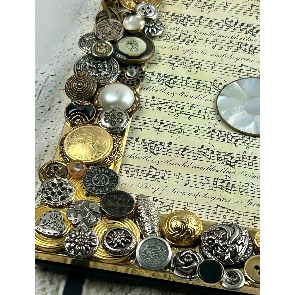 Embellished Button Frame - Picture 5 of 6
